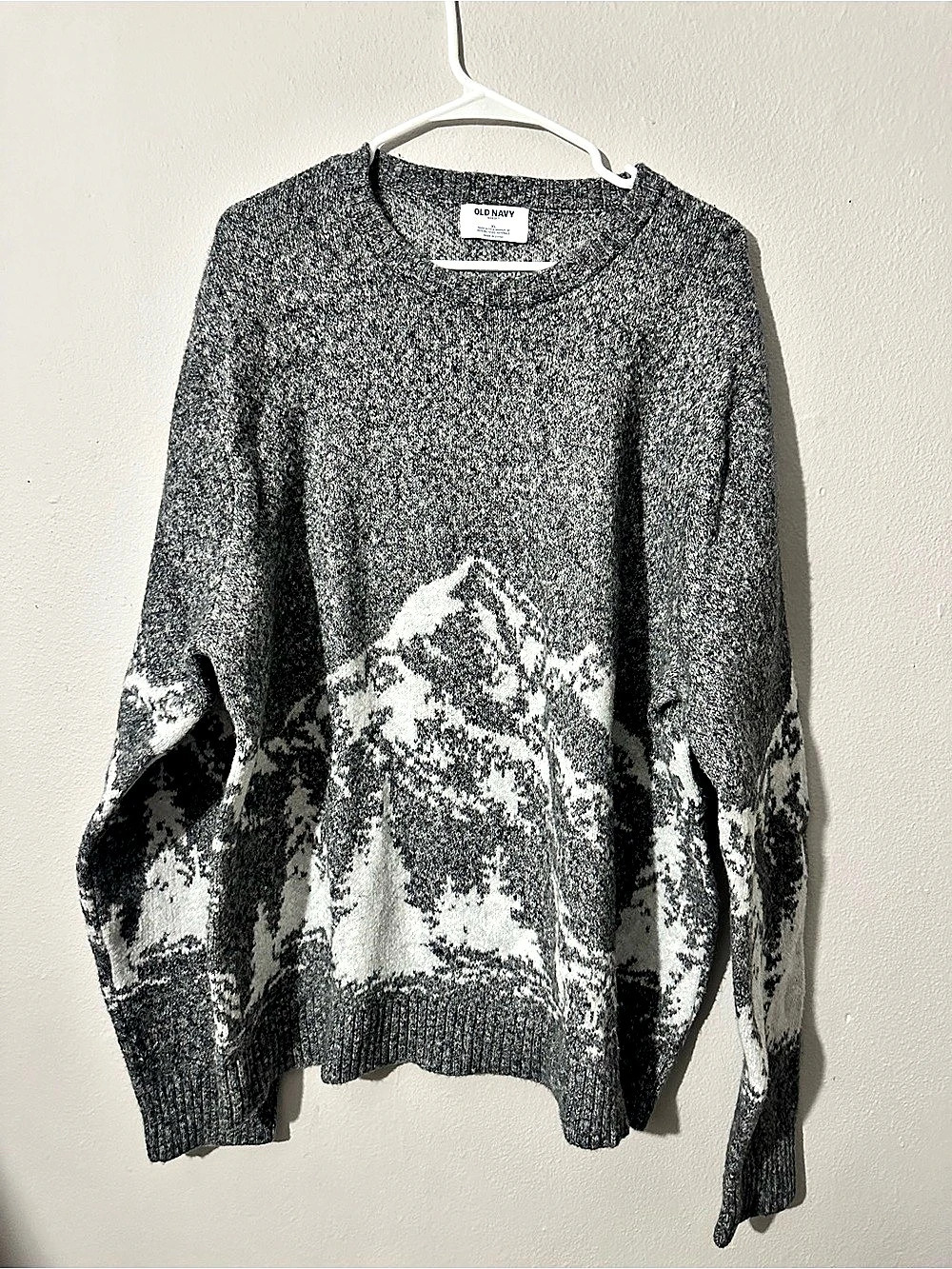 Old Navy Men’s XL Gray Crewneck Pullover Sweater Mountain Pattern